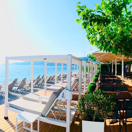 מלון Akrata Beach Hotel 3*