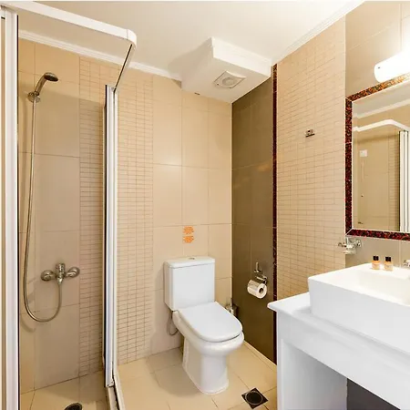 מלון Akrata Beach Hotel 3*