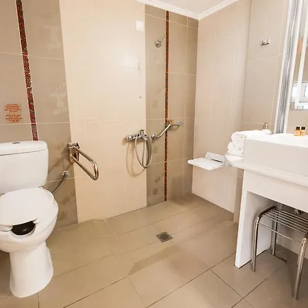 מלון Akrata Beach Hotel 3*