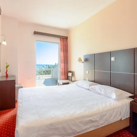 Akrata Beach Hotel מלון 3*