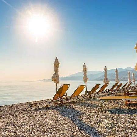 Akrata Beach Hotel מלון 3*